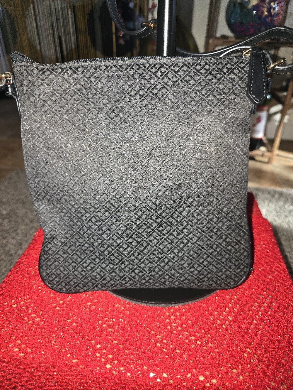 Tommy Hilfiger Black Textured Crossbody Bag w/Gold Plate In Preloved Condition - Picture 3 of 9
